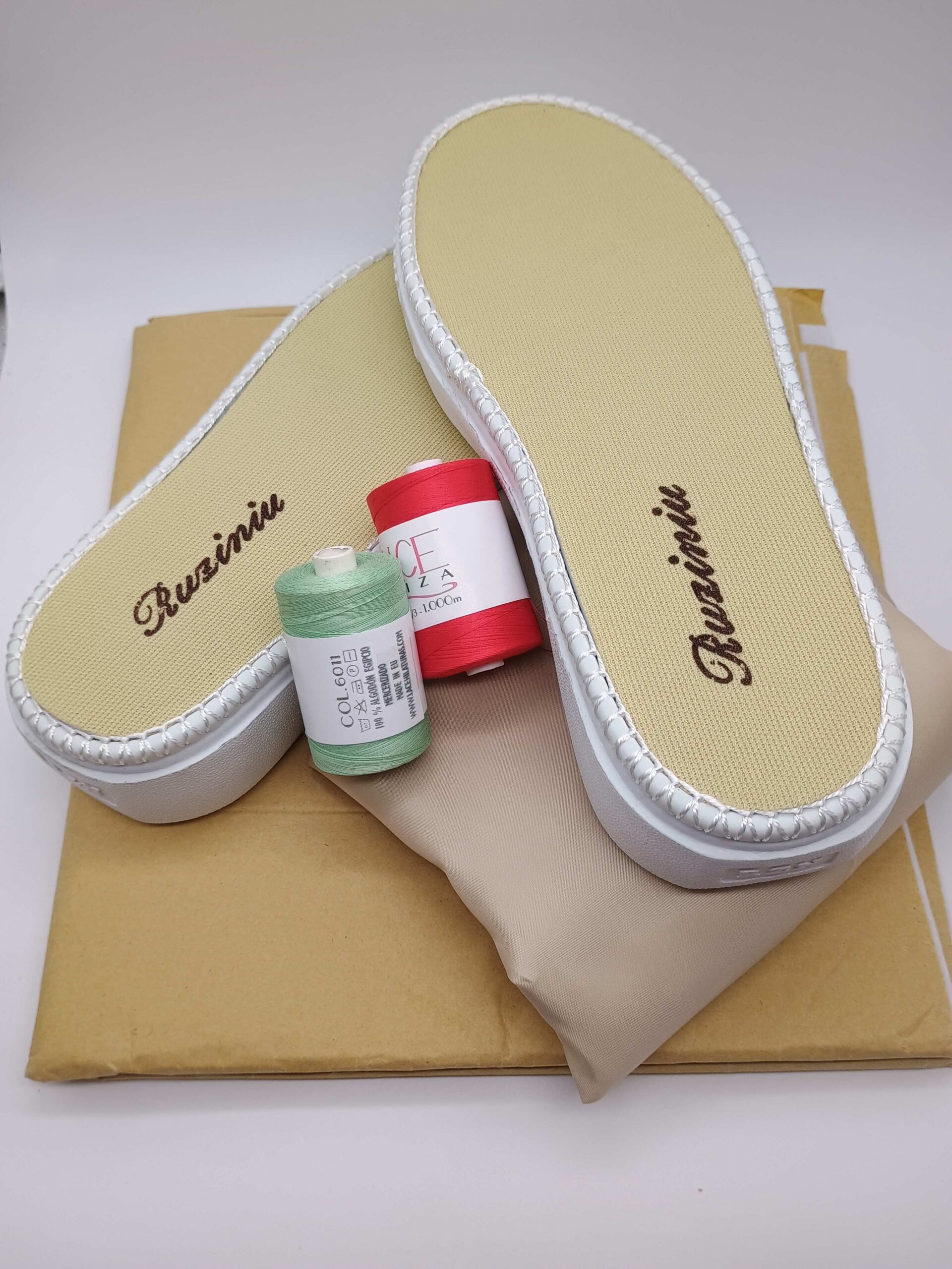 Kit Zapatillas Bolilleras Blancas ( Un par de suelas blancas, Dos bobinas de hilo, 50 cms de Forro y 50 cms de Entretela)