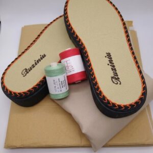 Kit Zapatillas Bolilleras Negras( Un par de suelas negras, Dos bobinas de hilo, 50 cms de Forro y 50 cms de Entretela)