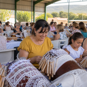 Familias y artesanas compartiendo encaje de bolillos en un encuentro extremeño