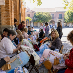 Encuentro de encajeras en una plaza porticada de Peñaranda de Bracamonte