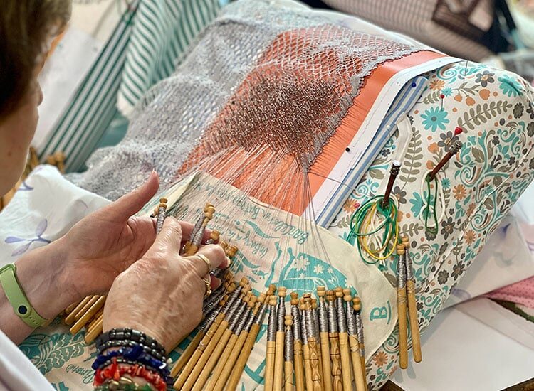 Encajera trabajando con bolillos durante Creativa Barcelona
