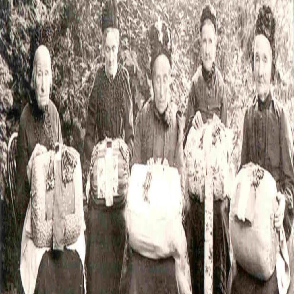 Encajeras voluntarias muestran el encaje de bolillos en Amersham Museum