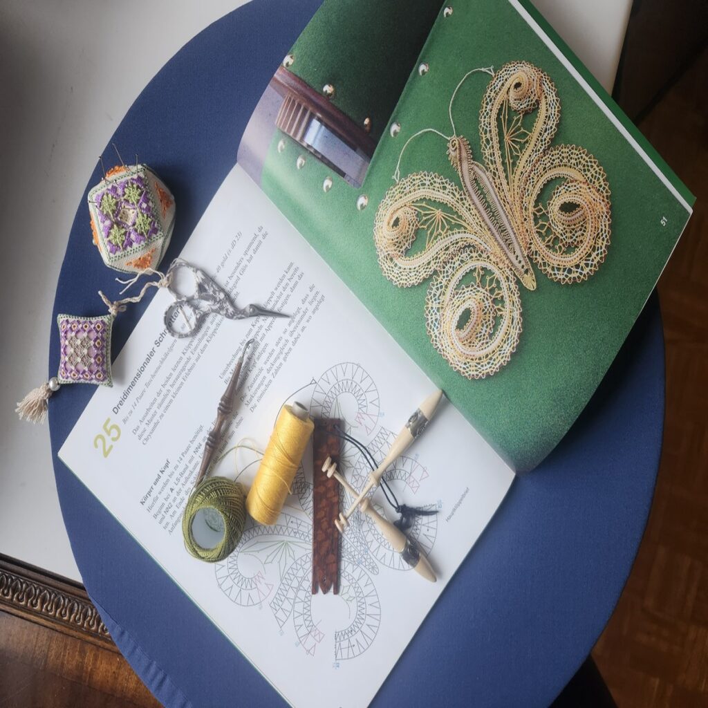 Mundillo con encaje, bolillos y materiales de la Association des dentellières du Québec
