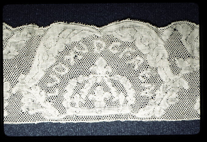 Volante de manga francés de encaje de bolillos del siglo XVIII