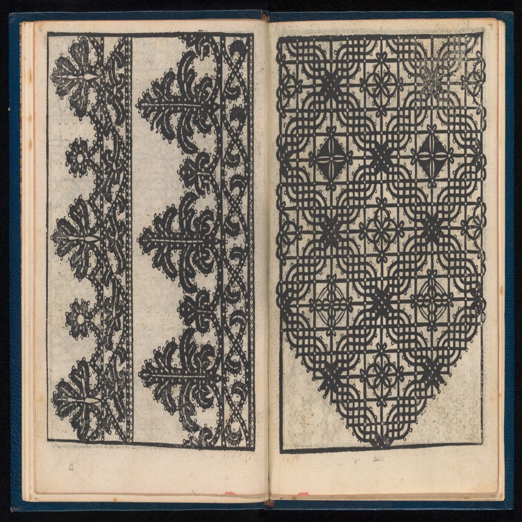 Doble página de Le Pompe con diseños venecianos de encaje impresos en xilografía