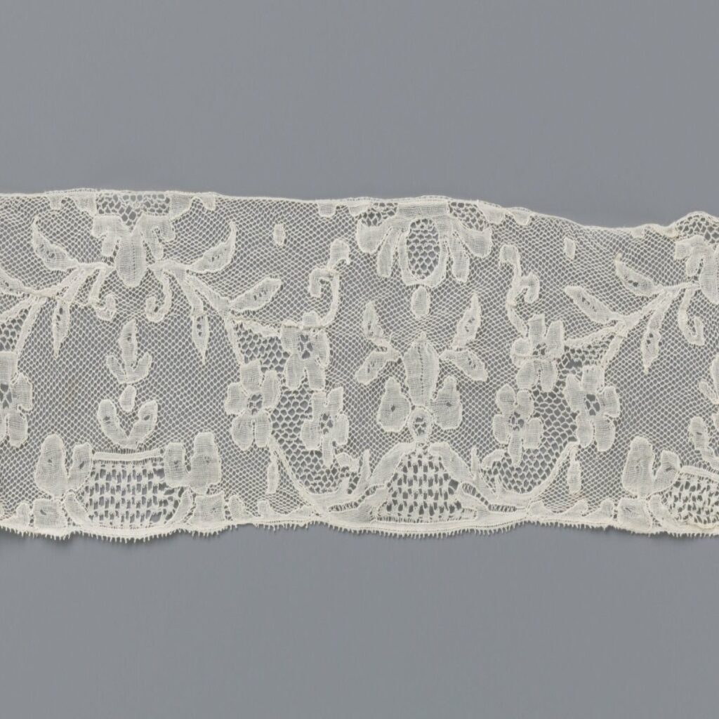 Cenefa histórica de pottenkant con jarrones, hojas y flores