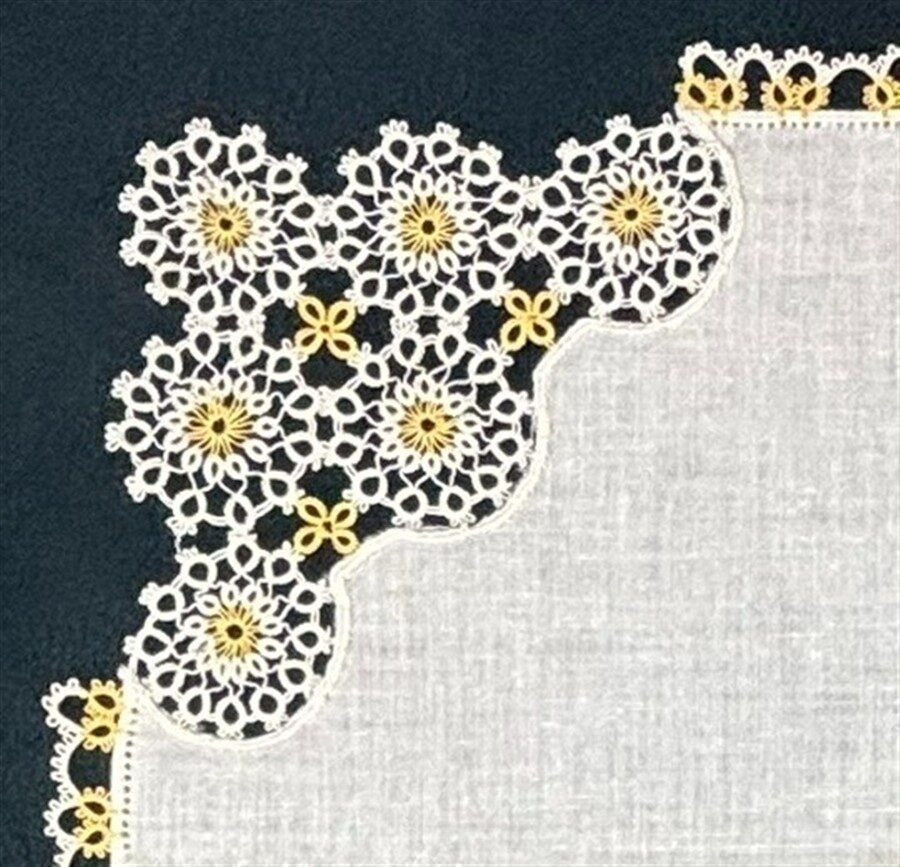 Abanicos y pañuelos históricos expuestos por The Lace Guild en Stourbridge