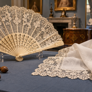 Exposición de abanicos y pañuelos de encaje en The Hollies de Stourbridge