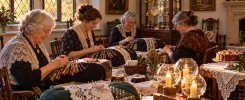 Encajeras reunidas con bolillos y luces tradicionales durante Cattern Day