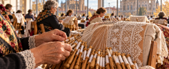 Encuentro de encajeras trabajando con bolillos ante el perfil monumental de Astorga