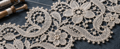Encaje guipur blanco con motivos florales unidos por pequeñas bridas trenzadas