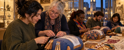 Grupo aprendiendo encaje de bolillos durante una velada en un museo de Croydon