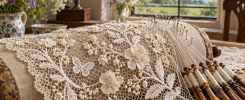 Encaje de Honiton con flores y motivos separados trabajados con bolillos