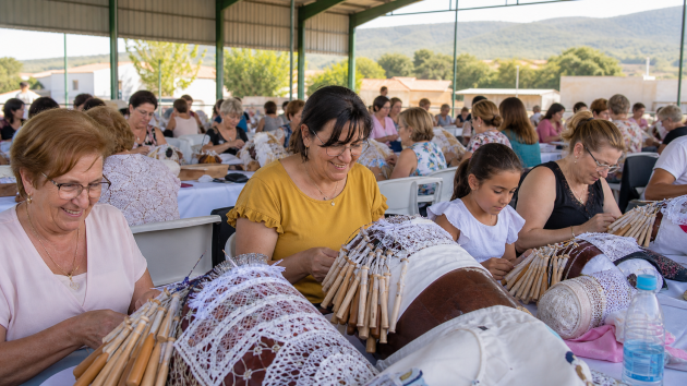 Familias y artesanas compartiendo encaje de bolillos en un encuentro extremeño