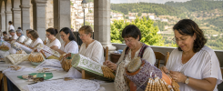 Palilleiras trabajando encaje de bolillos en Monforte de Lemos, Ribeira Sacra