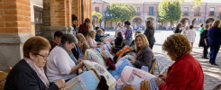 Encuentro de encajeras en una plaza porticada de Peñaranda de Bracamonte