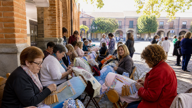 Encuentro de encajeras en una plaza porticada de Peñaranda de Bracamonte