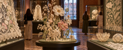 Exposición de encaje inspirada en flores y naturaleza en un palacio veneciano
